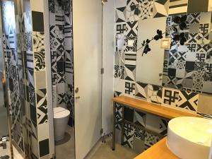 un baño con inodoro y lavabo en House Petit Lusa, en Lisboa 64 fotos más