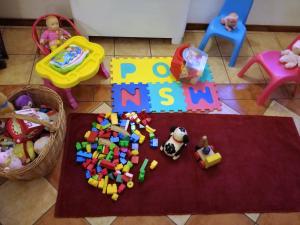 une aire de jeux pour enfants avec des jouets sur un sol dans l'établissement Locanda Dell'Arzente, à San Salvatore Monferrato
