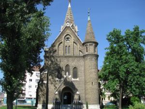 セゲドにあるBelváros Anna-kuti Apartmanの二重塔を持つ古教会