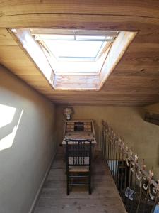 a skylight in an attic with a table and chairs at Lu Stâve in Stoumont