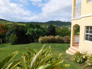 a view of the yard from the house at Valley View Property in Ogeeʼs