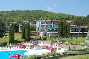 a hotel with a swimming pool and a resort at Hotel Makpetrol Struga in Struga