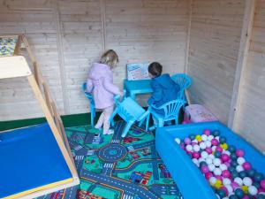 a boy and a girl playing in a play room at Seeperle Weißenstadt Haus Kösseine in Weißenstadt