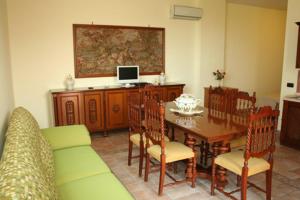 a living room with a table and chairs and a television at Milordrelais in Massa Lubrense