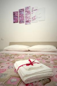 una pila de toallas sentadas encima de una cama en B&B Gli Alberetti, en Loreto