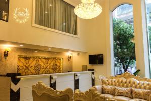 TV a/nebo společenská místnost v ubytování Lilly Hotel