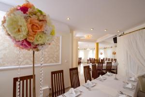 En restaurang eller annat matställe på Hostel & Restauracja Santorini