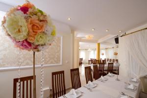 Reštaurácia alebo iné gastronomické zariadenie v ubytovaní Hostel & Restauracja Santorini