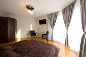 Posteľ alebo postele v izbe v ubytovaní Hostel & Restauracja Santorini