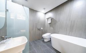 a bathroom with a tub and a toilet and a sink at Dangjin Dubai Hotel in Dangjin