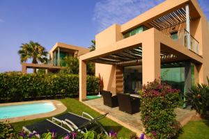 dom z basenem przed nim w obiekcie Salobre Villas w mieście Salobre