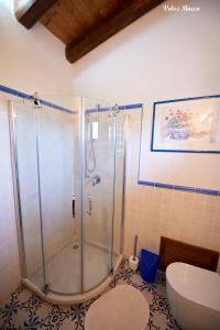 y baño con ducha y aseo. en Baglio "Villa Velez", en Balestrate