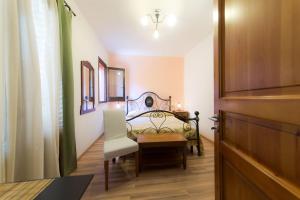 カステッランマーレ・デル・ゴルフォにあるGuest House Don Giovanniのベッドルーム1室(ベッド1台、椅子、テーブル付)