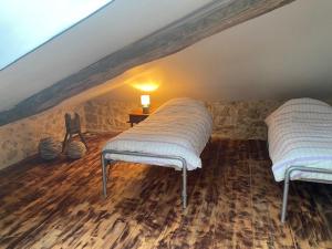two beds in a room under an attic at Le Moulin du Clapier - La Ficelle in Sorges