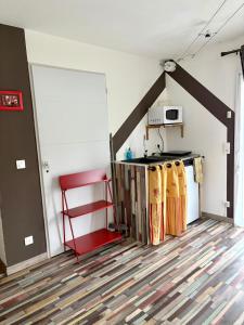 a room with a table and a microwave on a wall at Le refuge coloré in Gap