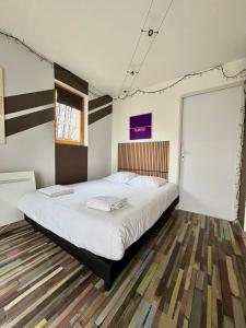 a bedroom with a large bed in a room at Le refuge coloré in Gap