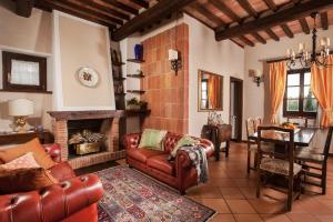 sala de estar con muebles de cuero y chimenea en Montorio, en Montepulciano