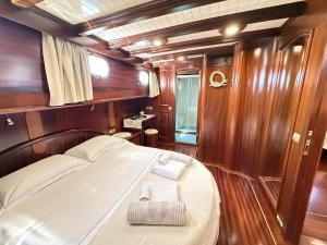 a bedroom with a bed in the middle of a boat at Caicco Silver Star 2 by Blue Marine in Lampedusa