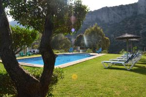 The swimming pool at or close to Casa Rural Los Cascajales