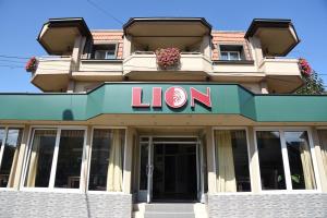 een gebouw met een leeuwenbord erop bij Garni Hotel Lion in Jagodina