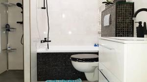 a bathroom with a toilet and a bath tub at Meerblick - widok na morze in Puck +47 photos