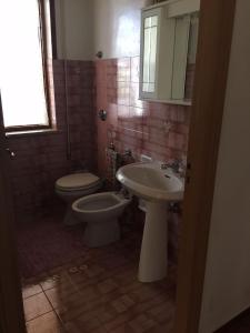 マルサラにあるCasa Vacanze Zerilliのバスルーム(洗面台、トイレ、鏡付)
