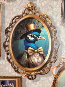 a picture of a blue bird wearing a top hat at Appartement Haussmann Spa et Ciné Experience in Nîmes