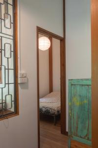 a room with a mirror and a bed in it at MaPin in Ban Thung Kong Mu