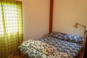 a bedroom with a bed and a window at MaPin in Ban Thung Kong Mu