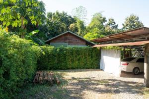 a house with a fence and a car parked in a yard at MaPin in Ban Thung Kong Mu