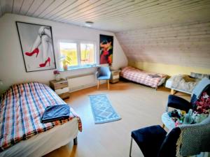 ein Zimmer mit einem Bett und einer Couch in einem Zimmer in der Unterkunft Tåning Bnb in Skanderborg