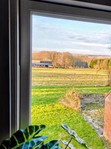 ein Fenster mit Blick auf ein Feld in der Unterkunft Tåning Bnb in Skanderborg + 7 Fotos