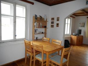 - une salle à manger avec une table et des chaises en bois dans l'établissement Chata Pilka, à Nové Hamry