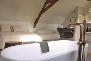 eine Badewanne in einem Zimmer mit zwei Betten in der Unterkunft Moderne woning met 3 kamers voor 7 personen met gratis parking in Haaltert