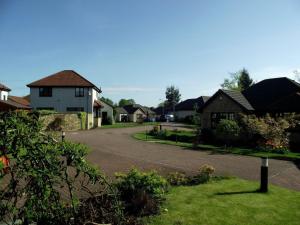 a street in a residential neighborhood with houses at Holiday Home Schwabenhaus in Kirkcaldy
