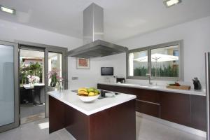 a kitchen with a bowl of fruit on a counter at Casa Linda in El Port