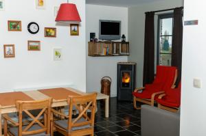 comedor con mesa, sillas y chimenea en Het Kloosterzicht, en Borgloon