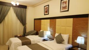 Postel nebo postele na pokoji v ubytování ديار المشاعر الهداية الفندقية Diyaralmashaer Al-Hadiyah Hotel + 37 fotografií