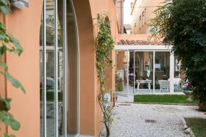 uma entrada para uma casa com portas de vidro em Relais Pacinotti Apartments em Pisa