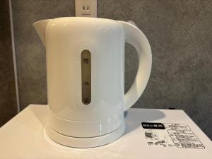 a white blender sitting on top of a counter at HoTTOSTAY旭 in Nishi-biwajima