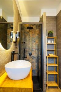 a bathroom with a white bowl sink and a shower at Pompeii Central Home in Pompei