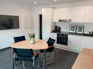a kitchen and dining room with a table and chairs at Comfort Apartment Midami in Schwanau