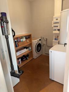 a laundry room with a washing machine and a washer at Résidence du Champ Lamet in Pont-du-Château