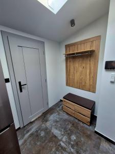 an empty room with a door and a closet at Apartament Mickiewicza 6 in Września