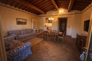 a living room with a couch and a table at Borgo Sette Tigli in Montepulciano