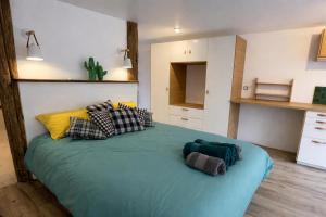 a bedroom with a large bed with pillows on it at Casa Mypi in Reinhardsmunster