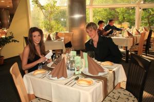 Parkhotel Sokolov في سوكولوف: جلستا سيدتان على طاولة في مطعم