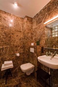 Kylpyhuone majoituspaikassa Aplace Antwerp boutique flats & hotel rooms