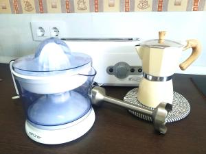 a food processor and a blender on a counter at LA CASINA DE HUGO AZUL centro Luanco in Luanco