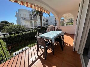 a patio with a table and chairs on a balcony at APARTAMENTO HECO in Peniscola